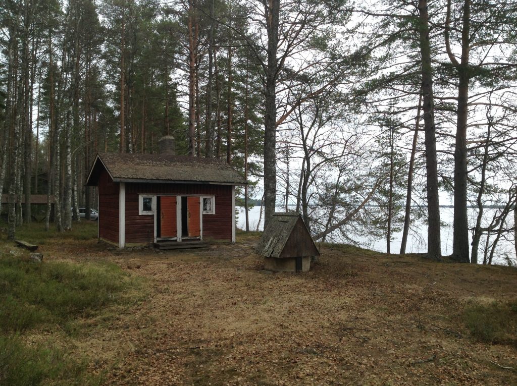 Korpelaisen saunarakennus ja pihakaivo